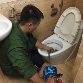 Thông tắc bồn cầu