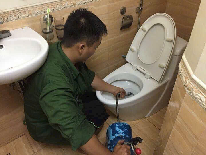 Thông tắc bồn cầu
